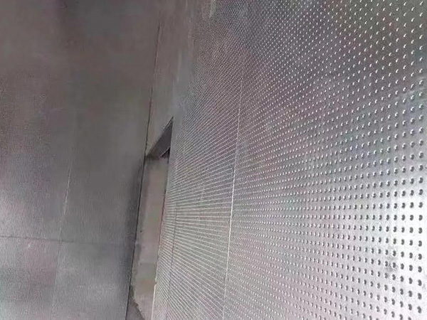 如何確保防爆墻施工中的墻體平整度？